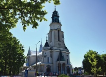 Świątynia w stylu zmodernizowanego baroku z elementami neorenesansu polskiego powstała według projektu Stefana Szyllera.