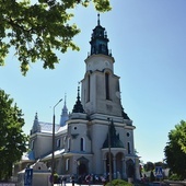 Świątynia w stylu zmodernizowanego baroku z elementami neorenesansu polskiego powstała według projektu Stefana Szyllera.