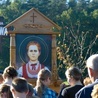 	Od lat każdego 18. dnia miesiąca w Wał Rudzie za i z bł. Karoliną drogą jej męczeństwa podąża mnóstwo ludzi.