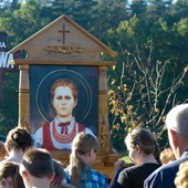 	Od lat każdego 18. dnia miesiąca w Wał Rudzie za i z bł. Karoliną drogą jej męczeństwa podąża mnóstwo ludzi.