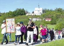 Pielgrzymom w drodze towarzyszyły relikwie i portret bł. rodziny Ulmów.