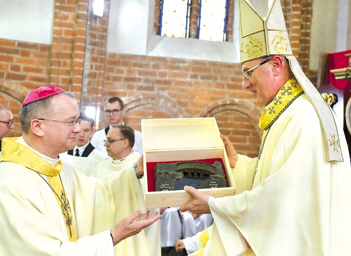 Bp Tadeusz Lityński okolicznościową pamiątkę ofiarował także prymasowi Polski.