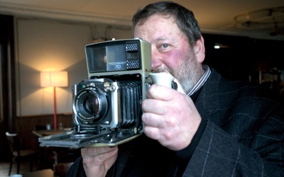 	Maciej pokazuje legendarny aparat, którym jego ojciec wykonał większość znanych zdjęć. 