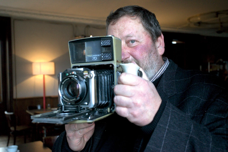 	Maciej pokazuje legendarny aparat, którym jego ojciec wykonał większość znanych zdjęć. 