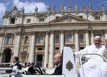 Papież wezwał do różańca o pokój i wsparcia powodzian w Afganistanie 