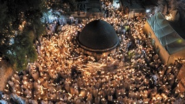 Etiopczycy celebrujący liturgię Świętego Ognia w bazylice Świętego Grobu.4.05.2024 Jerozolima, Izrael