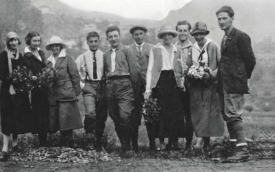 Pierwsi członkowie Towarzystwa Ciemnych Typów. Pier Giorgio Frassati czwarty od lewej.