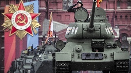 O słabej kondycji rosyjskiej armii może świadczyć fakt, że na moskiewskiej paradzie wojska pancerne reprezentował weteran II wojny, czyli słynny czołg T-34.