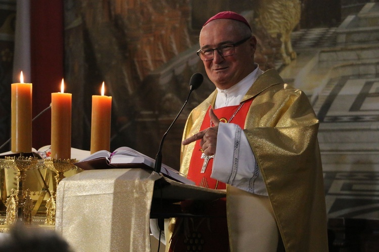 Liturgia z udziałem księży z ówczesnej archidiecezji poznańskiej, z którymi biskup Szymon Stułkowski otrzymał święcenia kapłańskie.