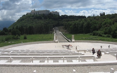 Watykan: modlitwa przy grobie św. Jana Pawła II rozpoczęła pielgrzymkę weteranów walk o Monte Cassino