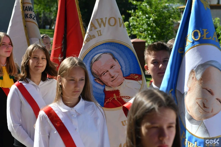 ​W Złotniku odbył sie jubileuszowy zjazd szkół, którym patronuje św. Jan Paweł II