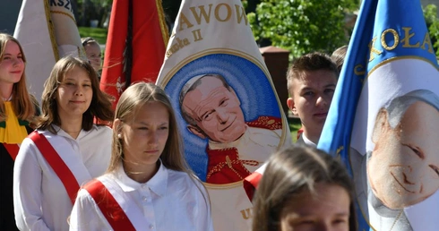​W Złotniku odbył sie jubileuszowy zjazd szkół, którym patronuje św. Jan Paweł II