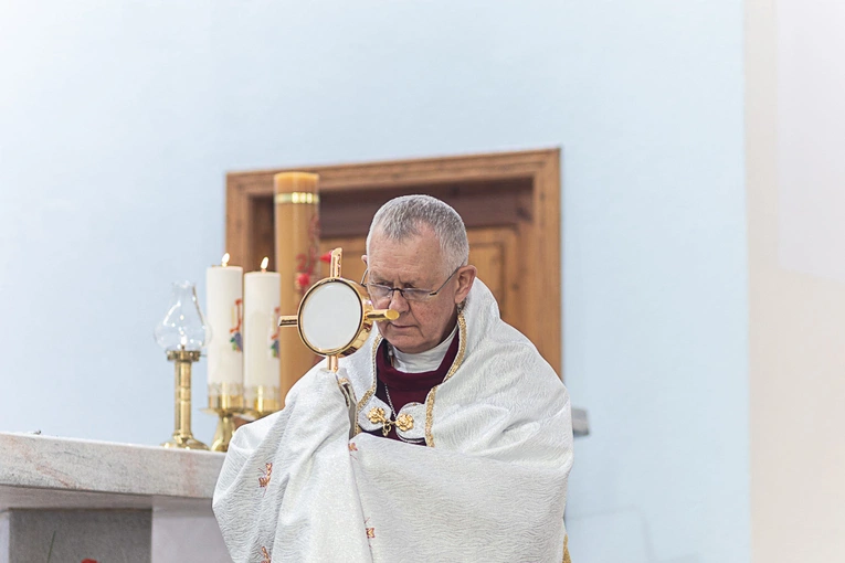 Rozpoczęcie wieczystej adoracji w kościele pw. Królowej Różańca Świętego w Dzierżoniowie