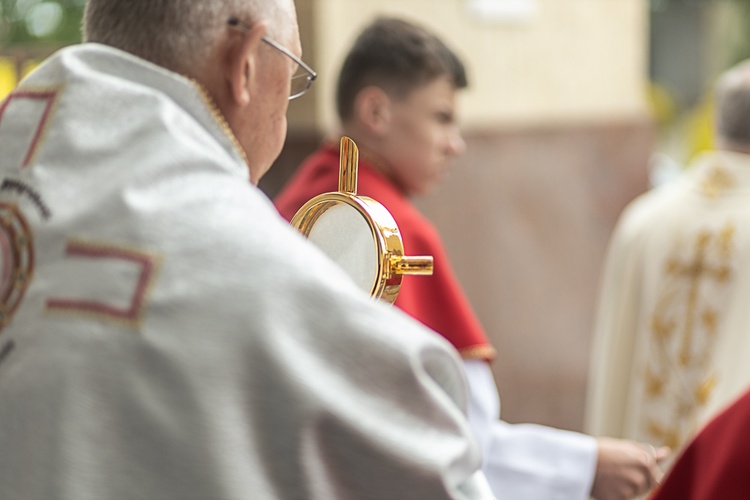 Rozpoczęcie wieczystej adoracji w kościele pw. Królowej Różańca Świętego w Dzierżoniowie