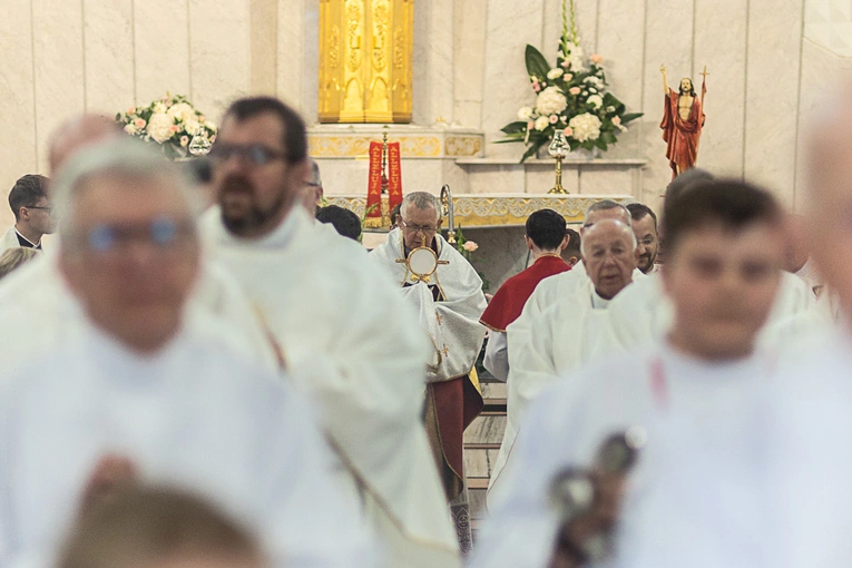 Rozpoczęcie wieczystej adoracji w kościele pw. Królowej Różańca Świętego w Dzierżoniowie