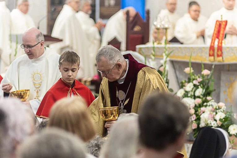Rozpoczęcie wieczystej adoracji w kościele pw. Królowej Różańca Świętego w Dzierżoniowie