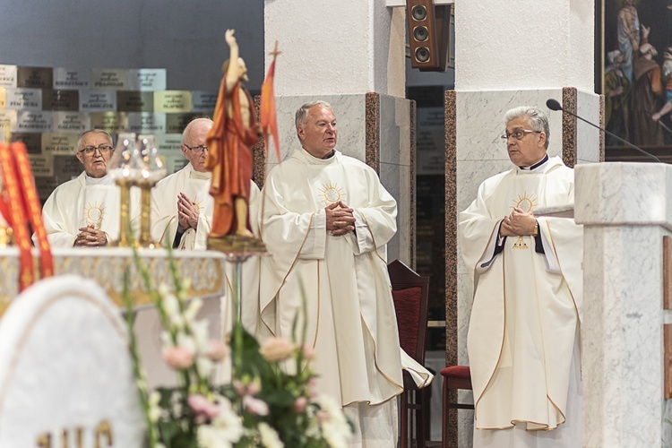 Rozpoczęcie wieczystej adoracji w kościele pw. Królowej Różańca Świętego w Dzierżoniowie