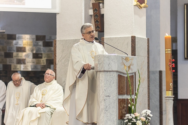 Rozpoczęcie wieczystej adoracji w kościele pw. Królowej Różańca Świętego w Dzierżoniowie