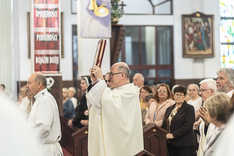 Rozpoczęcie wieczystej adoracji w kościele pw. Królowej Różańca Świętego w Dzierżoniowie