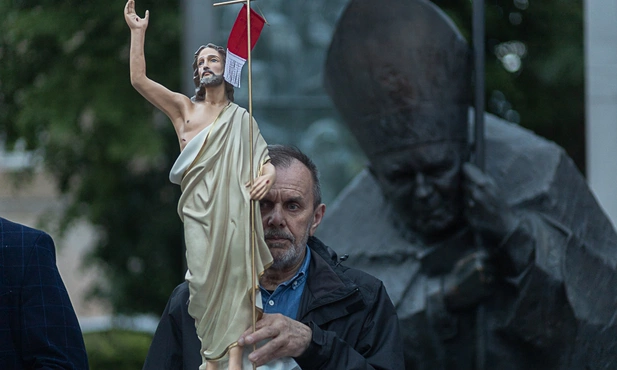 Procesja zakończyła się pod pomnikiem papież Polaka.