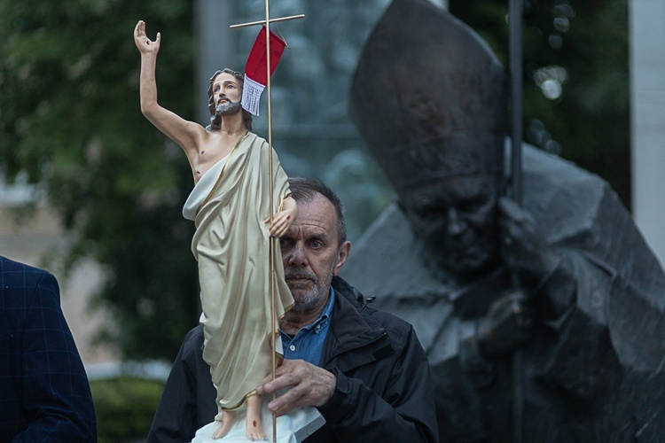 Procesja zakończyła się pod pomnikiem papież Polaka.