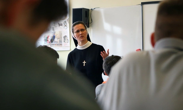 Ks. prof. Stanisz: To wstęp do usunięcia religii ze szkół