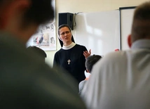 Ks. prof. Stanisz: To wstęp do usunięcia religii ze szkół