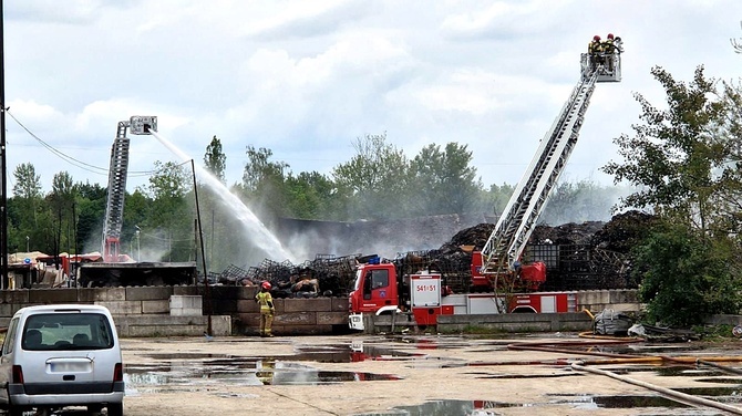 Siemianowice Śląskie. Koniec akcji strażaków na miejscu pożaru nielegalnego składowiska