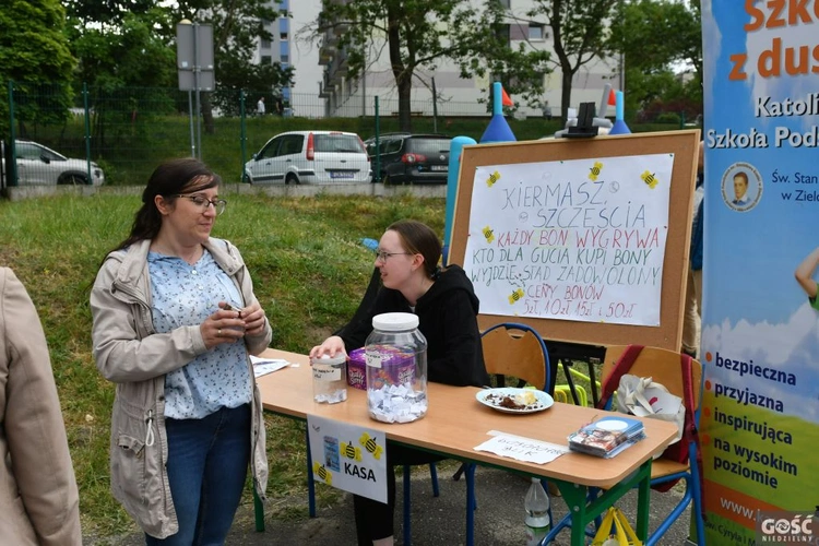 Festyn charytatywny w katoliku