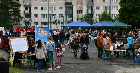 Festyn charytatywny w katoliku