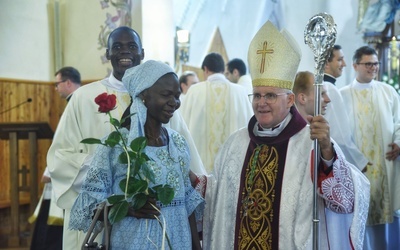 Bp Mirosław Gucwa z diakonem Ozyrysem i jego mamą.