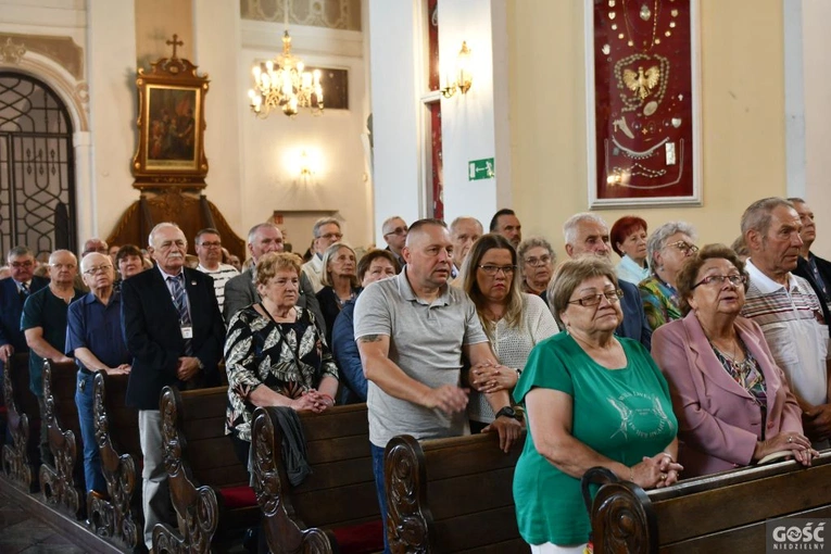 Działacze opozycji antykomunistycznej i osoby represjonowane na pielgrzymce w Rokitnie