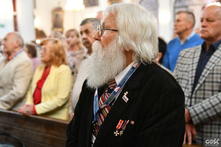 Działacze opozycji antykomunistycznej i osoby represjonowane na pielgrzymce w Rokitnie