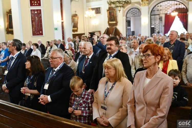 Działacze opozycji antykomunistycznej i osoby represjonowane na pielgrzymce w Rokitnie