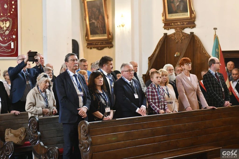 Działacze opozycji antykomunistycznej i osoby represjonowane na pielgrzymce w Rokitnie