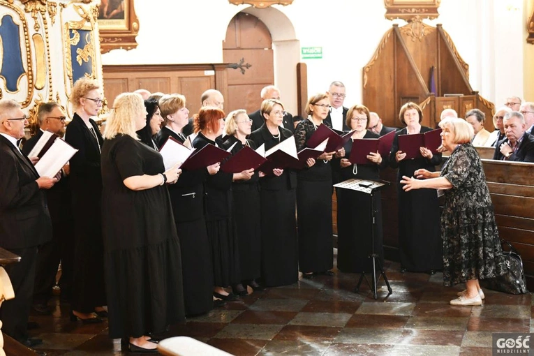 Działacze opozycji antykomunistycznej i osoby represjonowane na pielgrzymce w Rokitnie