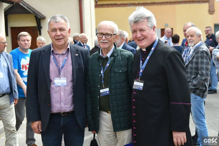 Działacze opozycji antykomunistycznej i osoby represjonowane na pielgrzymce w Rokitnie