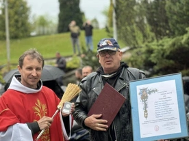Pojazdy po Mszy św. pobłogosławił o. Albert Krzywański.
