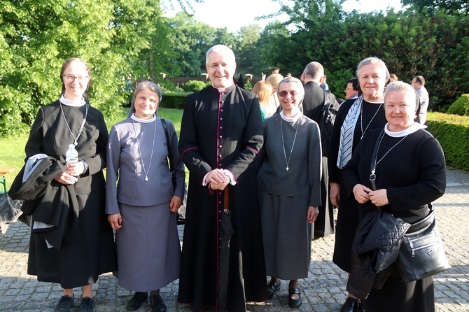 Otwarcie II Synodu Archidiecezji Wrocławskiej cz. 2 - świętowanie w ogrodach PWT