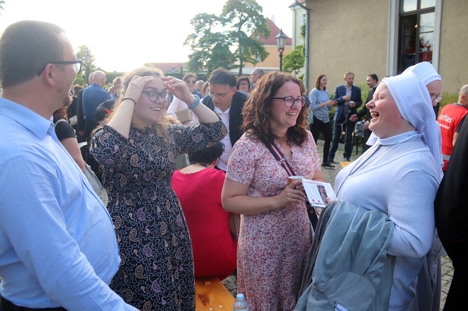 Otwarcie II Synodu Archidiecezji Wrocławskiej cz. 2 - świętowanie w ogrodach PWT