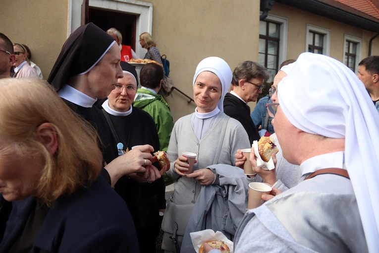 Otwarcie II Synodu Archidiecezji Wrocławskiej cz. 2 - świętowanie w ogrodach PWT