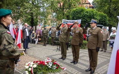 W spotkaniu wzięli udział także przedstawiciele środowisk patriotycznych i władz samorządowych.