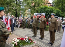 W spotkaniu wzięli udział także przedstawiciele środowisk patriotycznych i władz samorządowych.