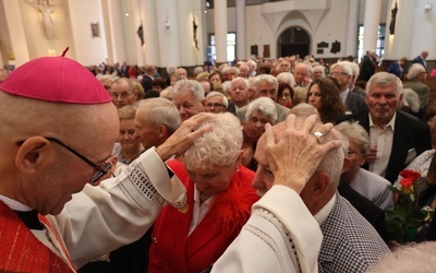 - Ksiądz błogosławiący wasz ślub przepasał wasze dłonie stułą, a On,  Duch Święty, Duch miłości, jedności i pokoju, opasał wasze serca niewidzialną nicią łaski Bożej - mówił do małżonków abp Adrian Galbas.