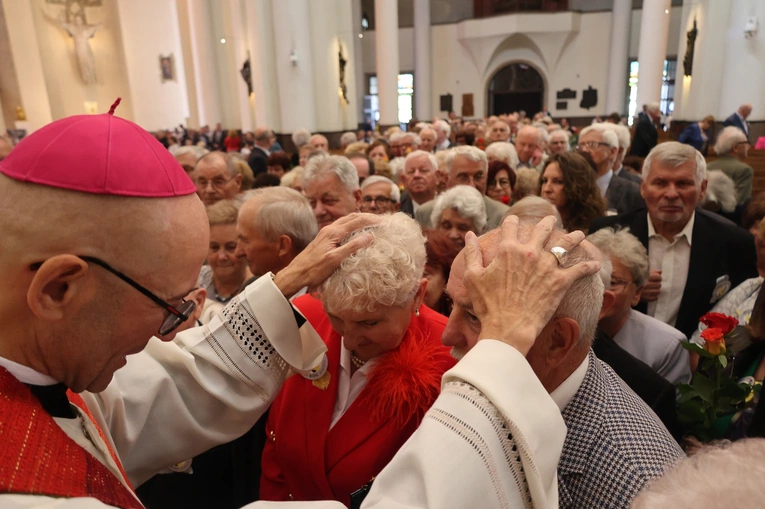 - Ksiądz błogosławiący wasz ślub przepasał wasze dłonie stułą, a On,  Duch Święty, Duch miłości, jedności i pokoju, opasał wasze serca niewidzialną nicią łaski Bożej - mówił do małżonków abp Adrian Galbas.