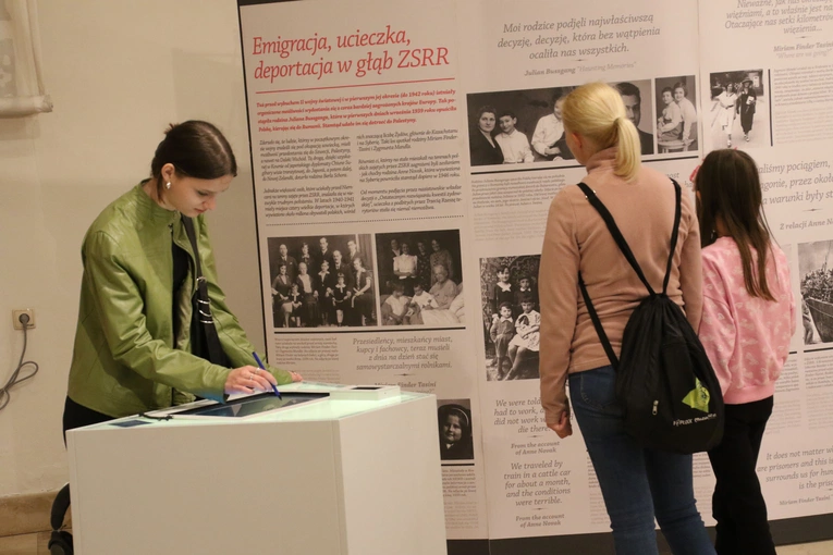 Zwiedzający w Muzeum Żydów Mazowieckich.