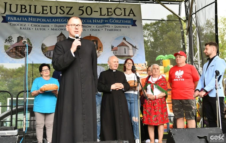 Parafia w Górzynie ma już 50 lat, świętowano więc w kościele i na stadionie