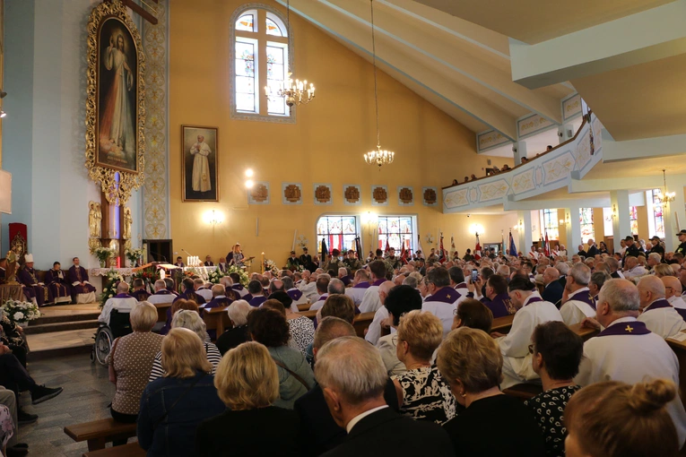 Płock. Pogrzeb ks. kan. Andrzeja Smolenia (1960-2024)