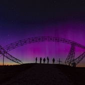 	Zorza polarna widziana przy Bramie Trzeciego Tysiąclecia. 11.05.2024 Lednica