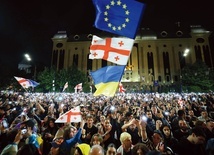 15 maja 2024. Protest przed parlamentem w Tbilisi przeciwko ustawie o zagranicznych wpływach.